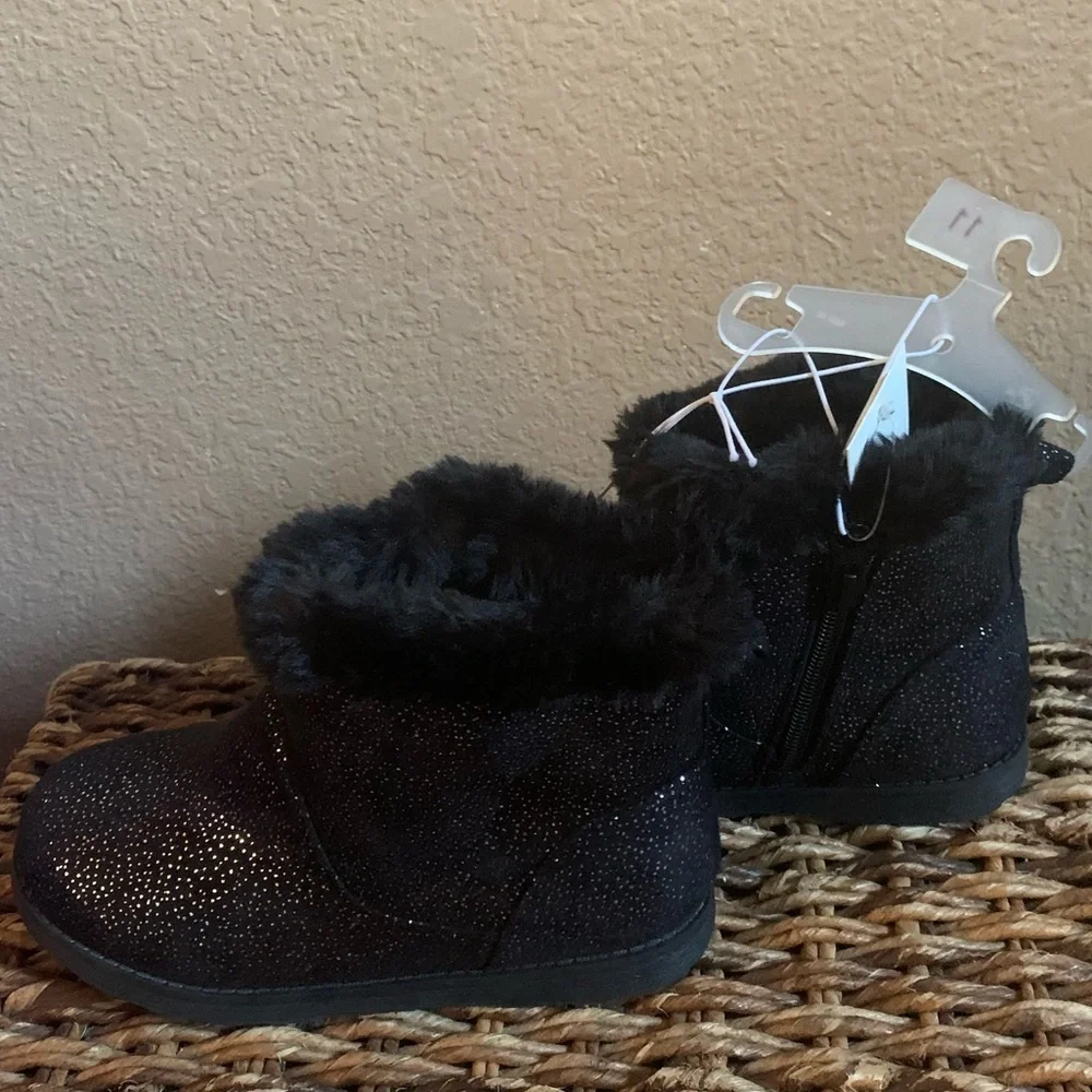NWOT baby& toddler girl furry black silver boots baby girl Sz 6